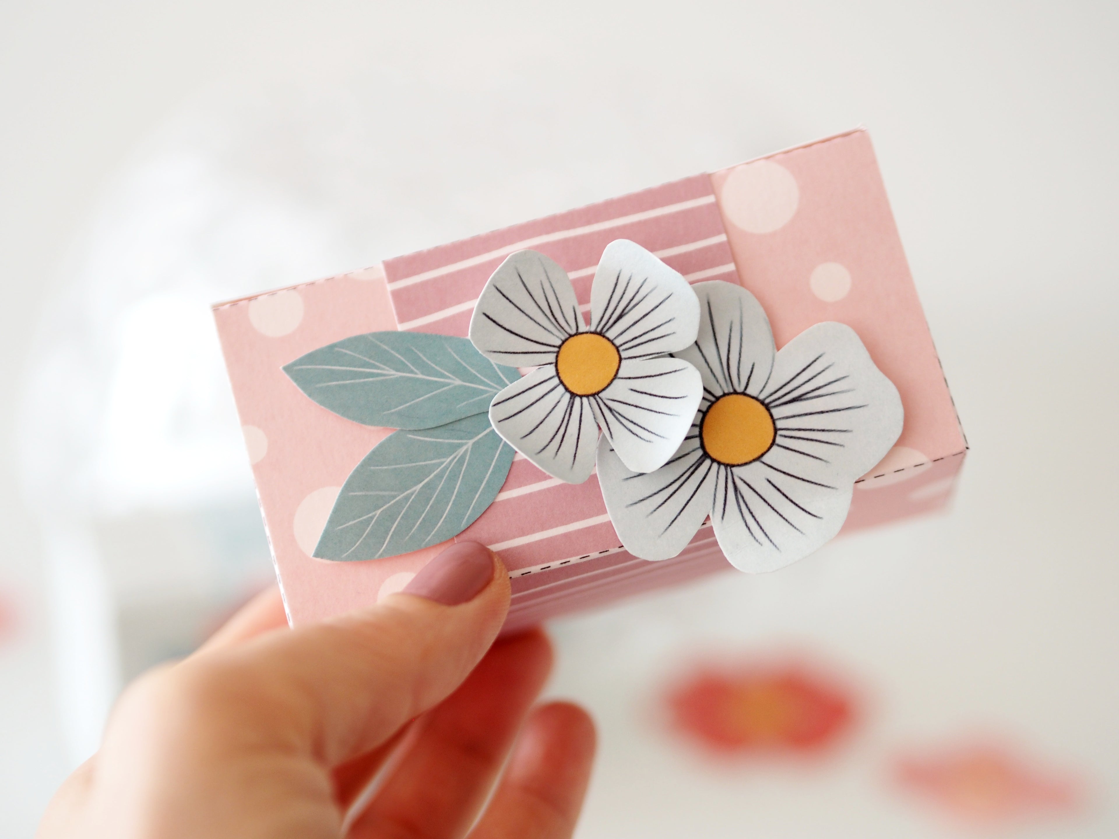 Papírová krabička s květy – elegantní balení i tvoření doma