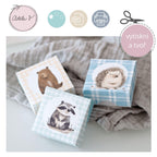 Dárkové krabičky s medvídkem, ježkem a mývalem v klučičích barvách.