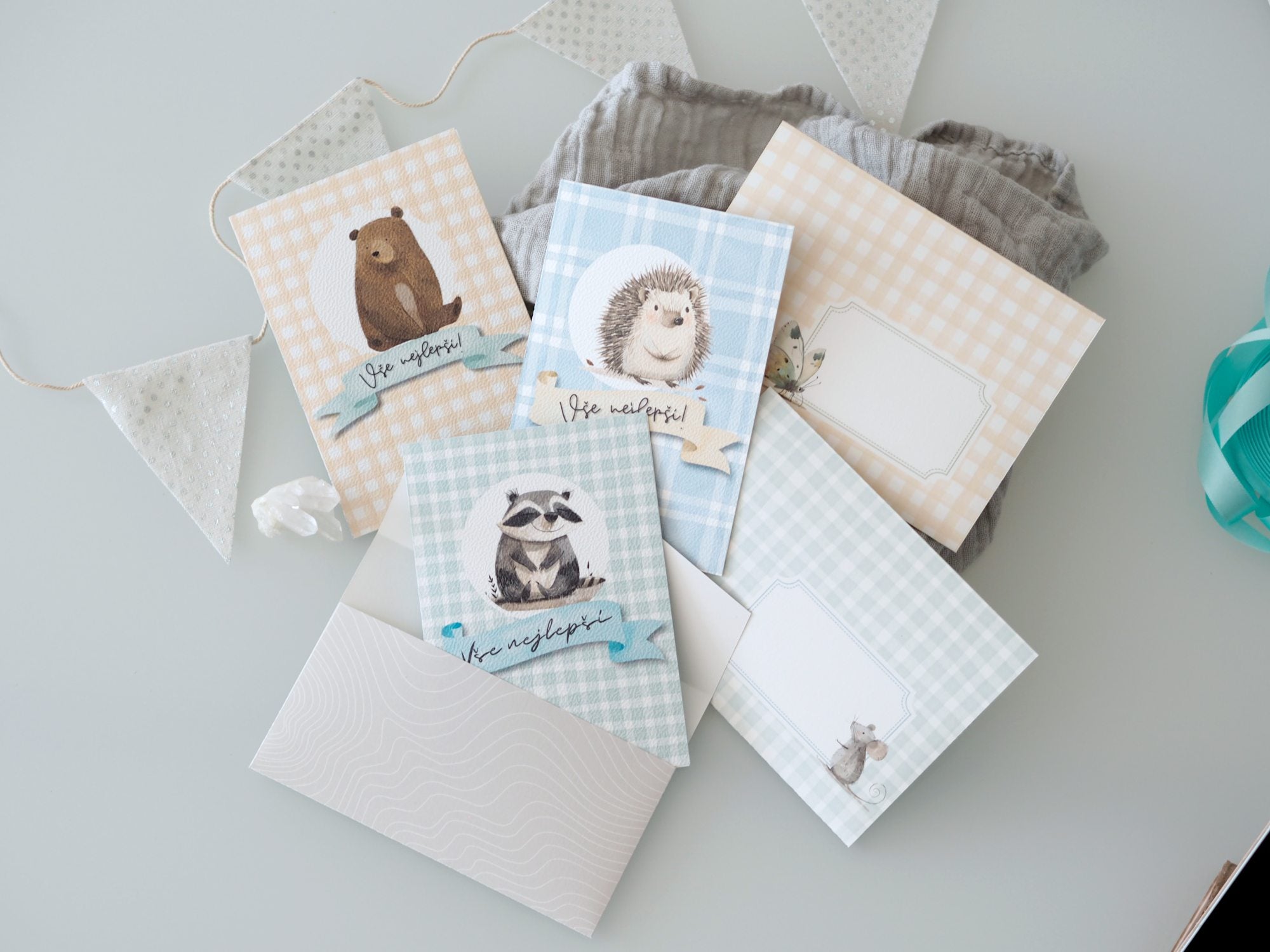 Přání a obálky k vytištění s medvídkem, zajíčkem a mývalem.