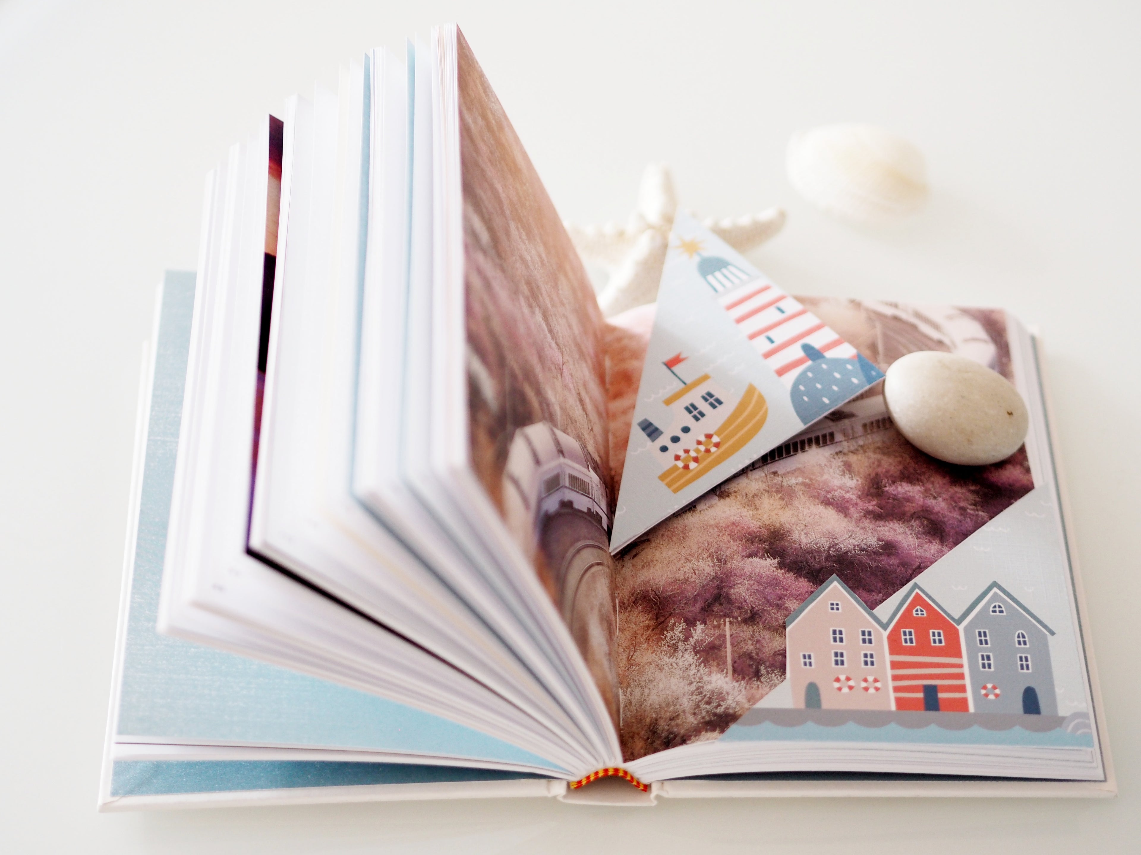 Záložka s majákem a domečky – výroba z papíru podle návodu